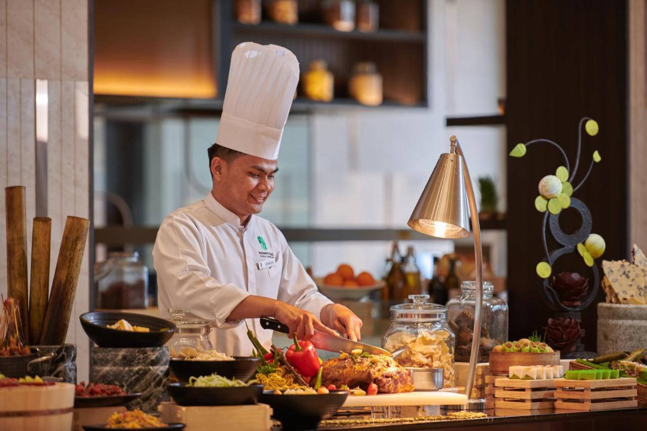 Pavilion Hotel Kuala Lumpur Managed By Banyan Tree Екстериор снимка A chef at work