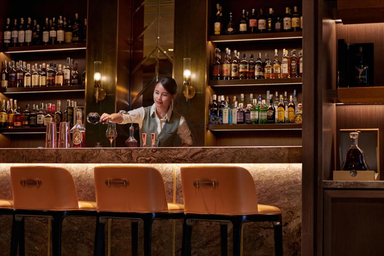 Pavilion Hotel Kuala Lumpur Managed By Banyan Tree Екстериор снимка The bar at the Hong Kong Bar